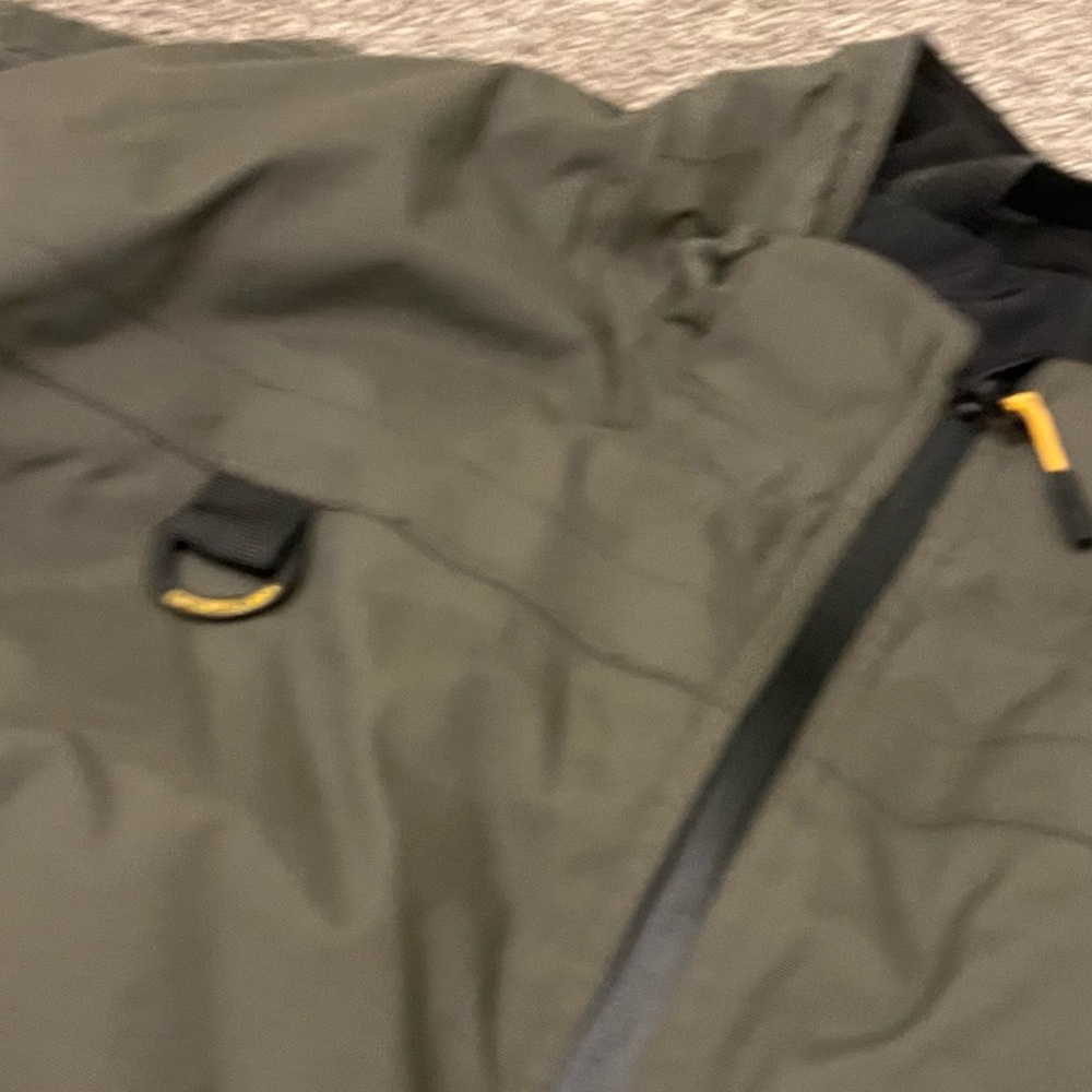 Men's Olive Jacket 
  
Caterpillar Lightweight Insulated Jacket 3851 - Picture 5 of 6